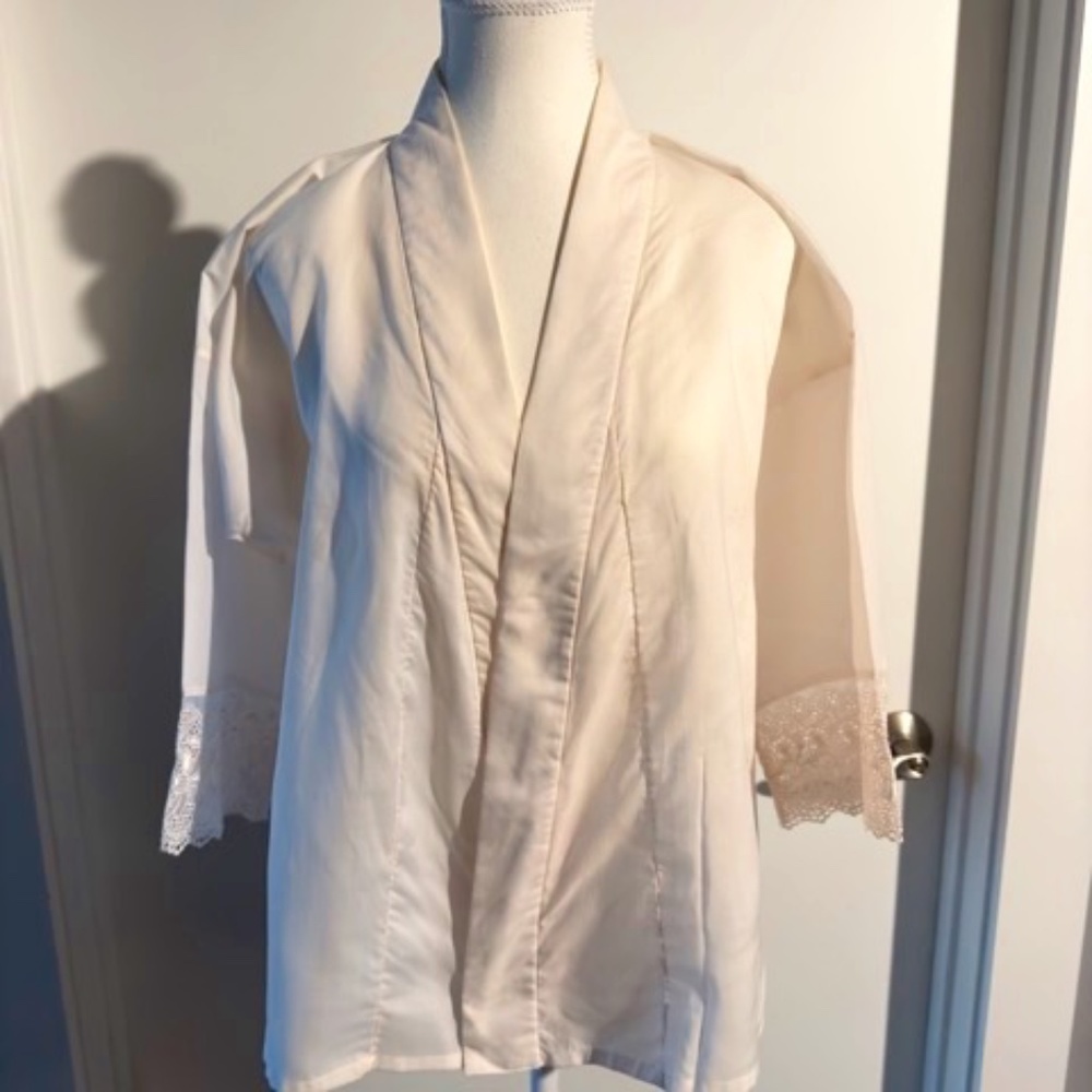 Vintage 1950s white lace over blouse